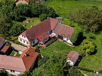 Rodinný dům s atmosférou chalupy a krásnou zahradou v Pohoří u Mirovic. - dům se zahradou