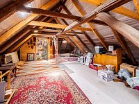 Rodinný dům s atmosférou chalupy a krásnou zahradou v Pohoří u Mirovic. - půda a šatna