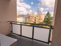 Pronájem  bytu 3+1 s balkonem o výměře 93 m2 v bezpečné a klidné lokalitě v Plzni Doubravce - balkon