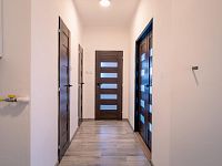 Pronájem  bytu 3+1 s balkonem o výměře 93 m2 v bezpečné a klidné lokalitě v Plzni Doubravce - chodba