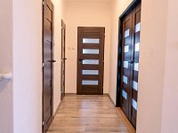 Pronájem  bytu 3+1 s balkonem o výměře 93 m2 v bezpečné a klidné lokalitě v Plzni Doubravce - chodba
