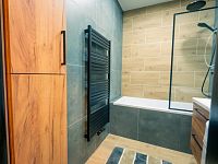 Pronájem  bytu 3+1 s balkonem o výměře 93 m2 v bezpečné a klidné lokalitě v Plzni Doubravce - koupelna