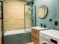 Pronájem  bytu 3+1 s balkonem o výměře 93 m2 v bezpečné a klidné lokalitě v Plzni Doubravce - koupelna