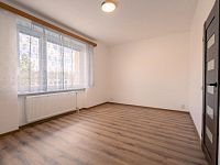 Pronájem  bytu 3+1 s balkonem o výměře 93 m2 v bezpečné a klidné lokalitě v Plzni Doubravce - ložnice