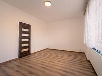 Pronájem  bytu 3+1 s balkonem o výměře 93 m2 v bezpečné a klidné lokalitě v Plzni Doubravce - ložnice