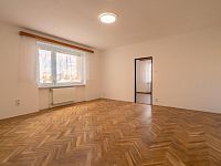 Pronájem  bytu 3+1 s balkonem o výměře 93 m2 v bezpečné a klidné lokalitě v Plzni Doubravce - obývací pokoj