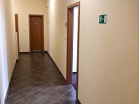 Pronájem kancelářských prostor, Modřice, 67 m² - uzavřený areál, tři kanceláře, kuchyňka, parkování - 09.jpeg