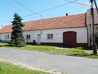 Venkovská usedlost s pozemkem 1.090 m² v Šumicích - k demolici, oboustranný vjezd