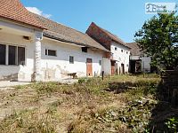 Venkovská usedlost s pozemkem 1.090 m² v Šumicích - k demolici, oboustranný vjezd - 09.JPG