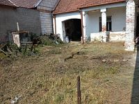 Venkovská usedlost s pozemkem 1.090 m² v Šumicích - k demolici, oboustranný vjezd - 10.jpg