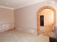 Venkovská usedlost s pozemkem 1.090 m² v Šumicích - k demolici, oboustranný vjezd - 16.JPG