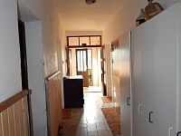 RD 4+1 Prosatín – zemědělská usedlost s pozemkem 7.312 m² v malé obci obklopené lesy - 08.JPG