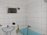 RD 4+1 Prosatín – zemědělská usedlost s pozemkem 7.312 m² v malé obci obklopené lesy - 15.JPG