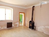 Venkovská usedlost s pozemkem 1.090 m² v Šumicích - k demolici, oboustranný vjezd - 18.JPG