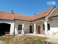 Venkovská usedlost s pozemkem 1.090 m² v Šumicích - k demolici, oboustranný vjezd - 04.JPG