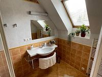 Podnájem bytu 1+kk, 33 m² - Brno, Bochořákova – byt s možností užívání prostorné terasy - 006.jpg