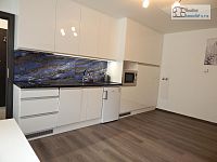 Pronájem novostavby bytu 1+kk, 26 m², Brno - Líšeň, Kučerova – příjemný byt s posezením na dvorku - 03.JPG
