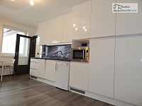Pronájem novostavby bytu 1+kk, 26 m², Brno - Líšeň, Kučerova – příjemný byt s posezením na dvorku - 08.JPG