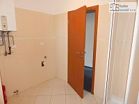 Pronájem kancelářských prostor 4+kk, 87 m² - Brno, Řečkovice, Maříkova – 4 kanceláře, koupelna, vyhrazené parkování, garáž - 010.JPG