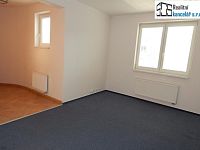 Pronájem pěkných kancelářských prostor, (2+kk) 52 m² - Brno, Řečkovice, Maříkova – dvě kanceláře, kuchyňský kout a koupelna, parkování