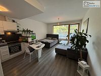 Pronájem bytu OV 1+kk, 35 m² - Brno, Komín, ulice Pastviny – hezký byt s malou terasou a zahrádkou 23 m².