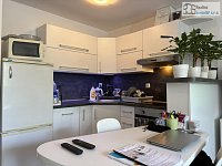 Pronájem bytu OV 1+kk, 35 m² - Brno, Komín, ulice Pastviny – hezký byt s malou terasou a zahrádkou 23 m². - 04.JPEG