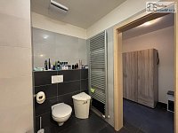 Pronájem bytu OV 1+kk, 35 m² - Brno, Komín, ulice Pastviny – hezký byt s malou terasou a zahrádkou 23 m². - 07.JPEG