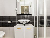 Zrekonstruovaná garsonka v přízemí bytového domu v Žižkově ulici v Lišově - 250909_Fotoface_09.jpg