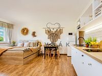 Zařízená garsoniéra s terasou a parkovacím místem v novostavbě domu v Drahotěšicích - Cimrovka_02.jpg