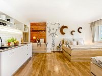 Zařízená garsoniéra s terasou a parkovacím místem v novostavbě domu v Drahotěšicích