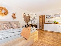 Zařízená garsoniéra s terasou a parkovacím místem v novostavbě domu v Drahotěšicích - Cimrovka_06.jpg