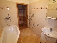 Pronájem prostorného 2+1 s komorou v I. patře bytového domu v ulici J. Š. Baara, České Budějovice - IMG_0245.JPG