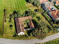 Klasická jihočeská zemědělská usedlost na krásném místě v obci Lomec s pozemkem 1786 m2