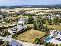 Stavební pozemek 899 m² s nádherným výhledem na České Budějovice v klidné části Adamova - 260725_Fotoface_015-vyznačení pozemku.jpg