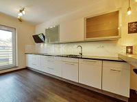 Prodej bytu 3+KK, 86 m2, OV s francouzkým oknem v novostavbě v lukrativní části Chebu u řeky Ohře. - Fotka 2