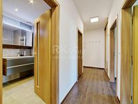 Prodej bytu 3+KK, 86 m2, OV s francouzkým oknem v novostavbě v lukrativní části Chebu u řeky Ohře. - Fotka 29