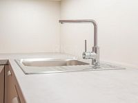 Prodej luxusního bytu 1+KK/B v novostavbě v Kobylisích, ul. Pakoměřická. - Fotka 17