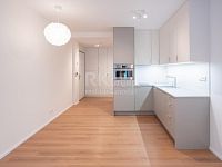 Prodej luxusního bytu 1+KK/B v novostavbě v Kobylisích, ul. Pakoměřická. - Fotka 3