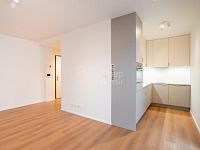 Prodej luxusního bytu 1+KK v novostavbě v Kobylisích, ul. Pakoměřická. - Fotka 3