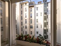 Elegantní bydlení u Smíchovské náplavky – 2+1, klidná ulice v těsné blízkosti Anděla. - Fotka 16