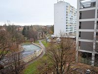 1+kk, 35,6 m2 se zasklenou lodžií a sklepní kójí, ve 4.p. panel.domu, Praha 8 - Troja, ul.Hlivická - Fotka 1