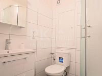 1+kk, 35,6 m2 se zasklenou lodžií a sklepní kójí, ve 4.p. panel.domu, Praha 8 - Troja, ul.Hlivická - Fotka 10