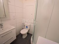 1+kk, 35,6 m2 se zasklenou lodžií a sklepní kójí, ve 4.p. panel.domu, Praha 8 - Troja, ul.Hlivická - Fotka 12