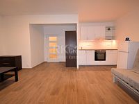 1+kk, 35,6 m2 se zasklenou lodžií a sklepní kójí, ve 4.p. panel.domu, Praha 8 - Troja, ul.Hlivická - Fotka 6