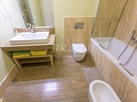 Pronájem bytu 3+kk se dvěma balkóny v krásném domě u Riegrových sadů. - Fotka 10