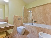 Pronájem bytu 3+kk se dvěma balkóny v krásném domě u Riegrových sadů. - Fotka 11