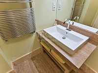 Pronájem bytu 3+kk se dvěma balkóny v krásném domě u Riegrových sadů. - Fotka 12