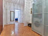 Pronájem bytu 3+kk se dvěma balkóny v krásném domě u Riegrových sadů. - Fotka 13