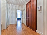 Pronájem bytu 3+kk se dvěma balkóny v krásném domě u Riegrových sadů. - Fotka 14