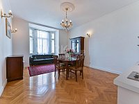 Pronájem bytu 3+kk se dvěma balkóny v krásném domě u Riegrových sadů. - Fotka 17